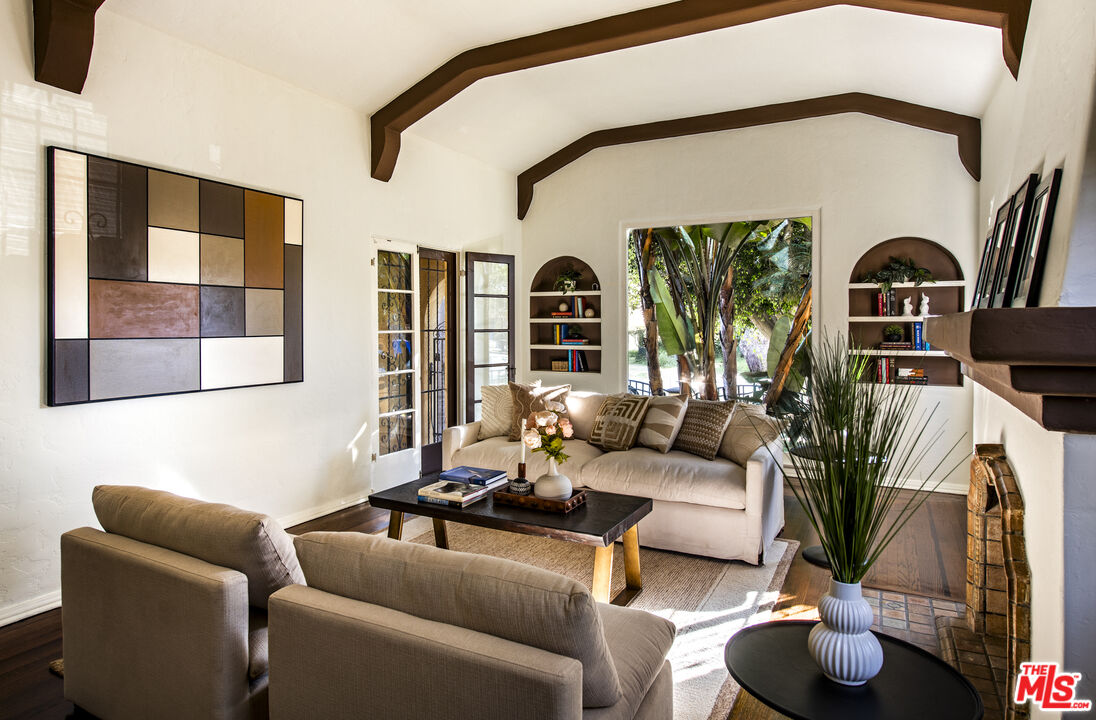 6427 Lindenhurst Ave