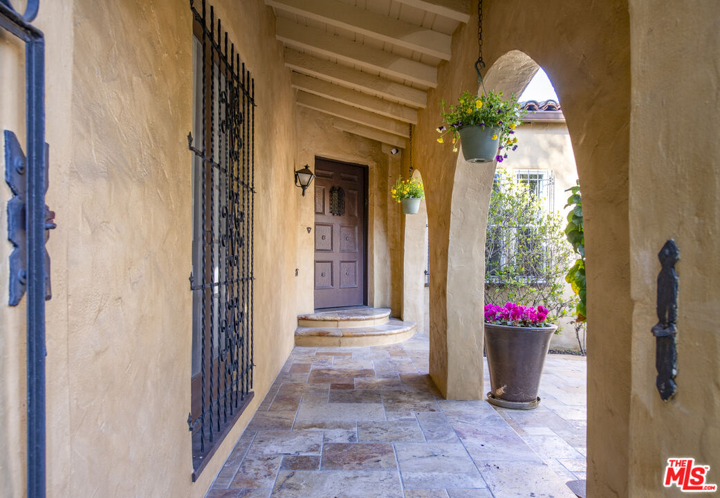 6427 Lindenhurst Ave