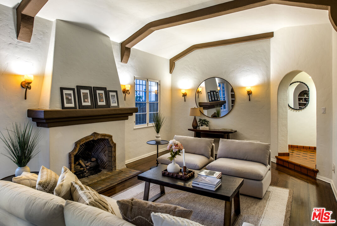 6427 Lindenhurst Ave