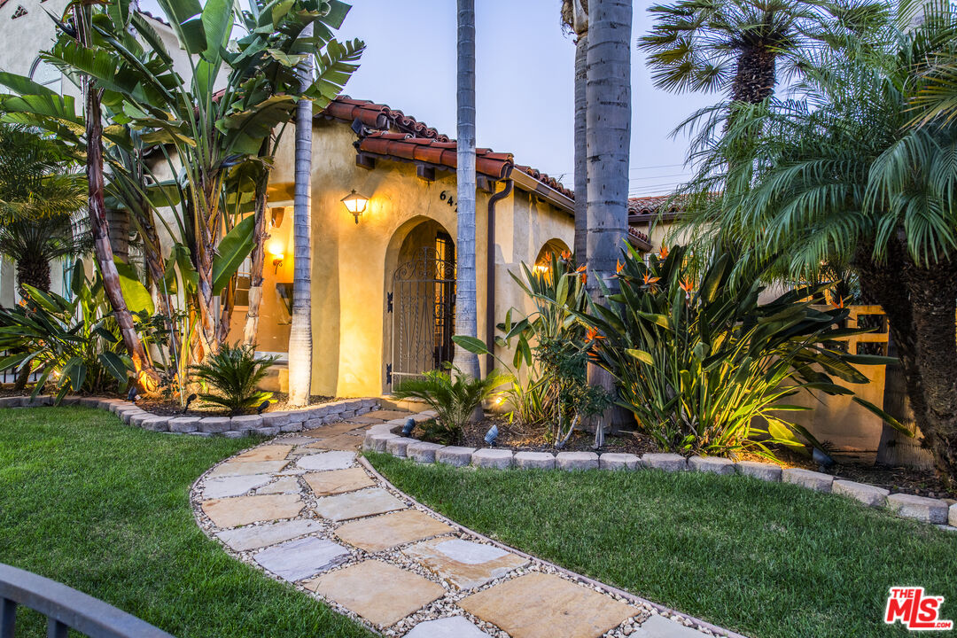 6427 Lindenhurst Ave