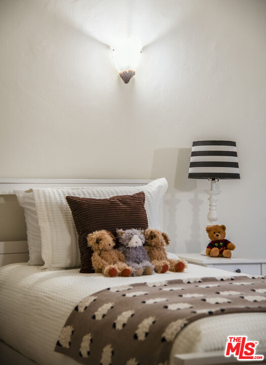 6427 Lindenhurst Ave