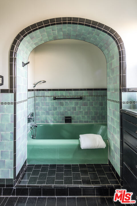 6427 Lindenhurst Ave