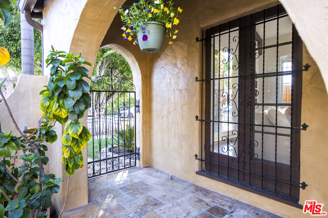 6427 Lindenhurst Ave