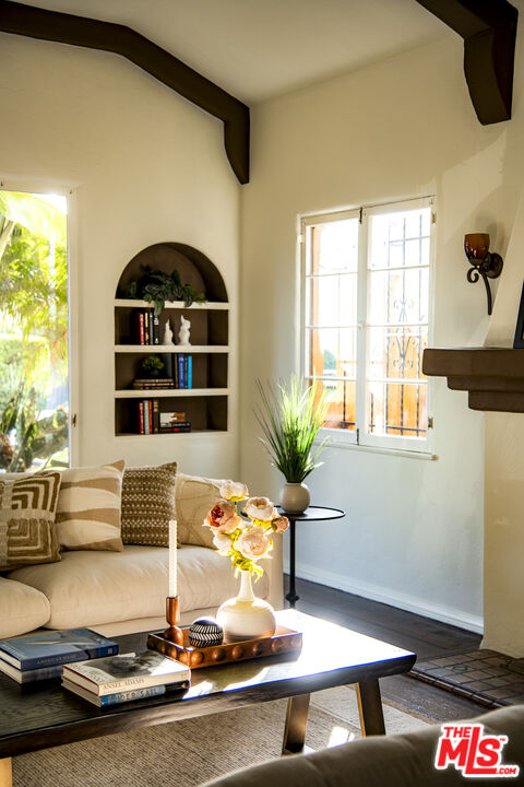 6427 Lindenhurst Ave