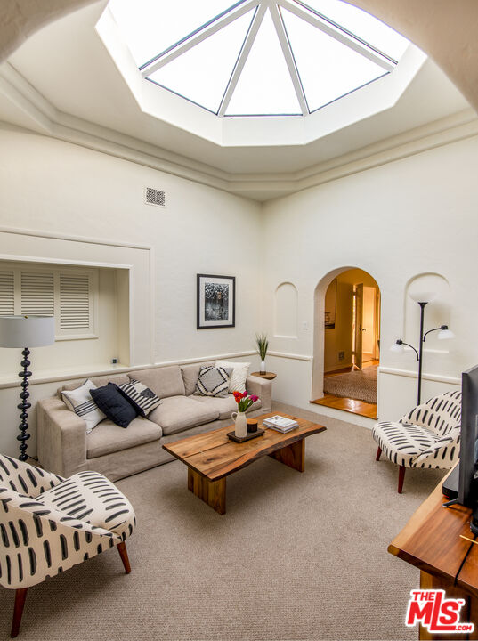 6427 Lindenhurst Ave