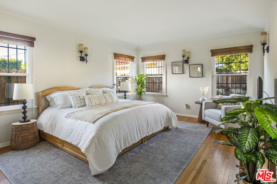 6427 Lindenhurst Ave