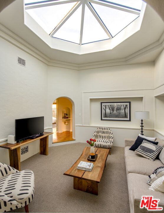 6427 Lindenhurst Ave