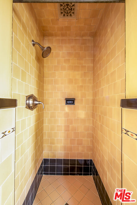 6427 Lindenhurst Ave