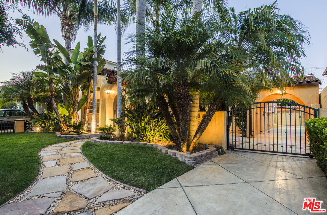 6427 Lindenhurst Ave