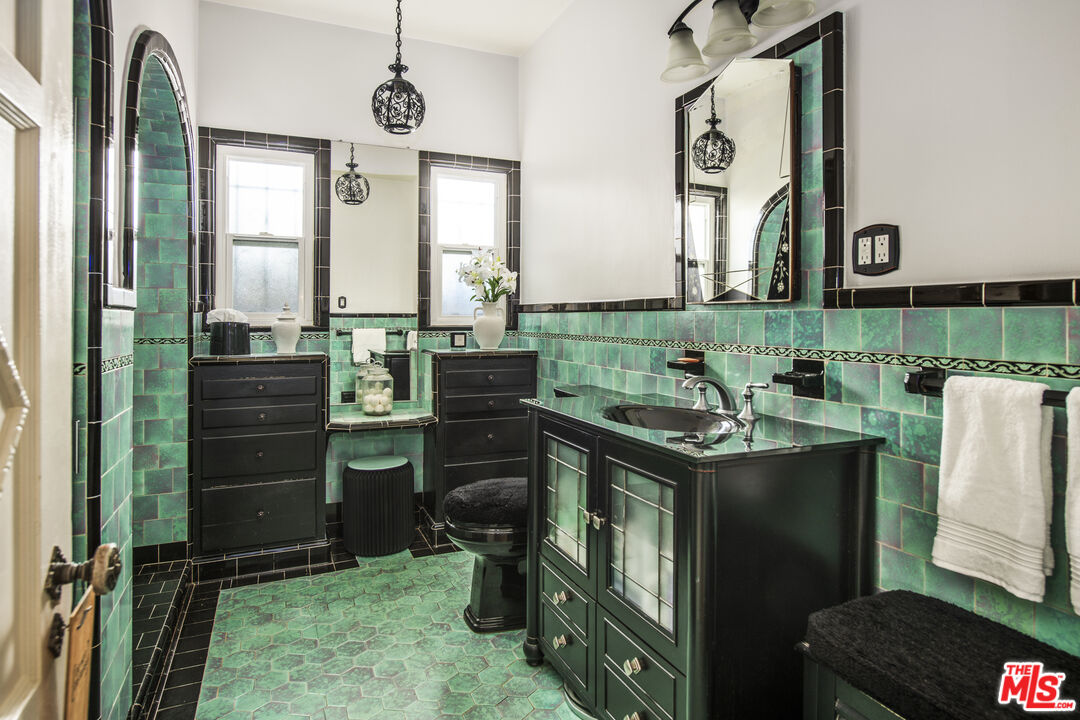 6427 Lindenhurst Ave