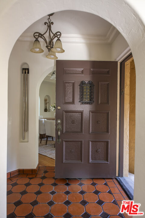 6427 Lindenhurst Ave