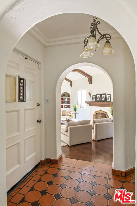 6427 Lindenhurst Ave