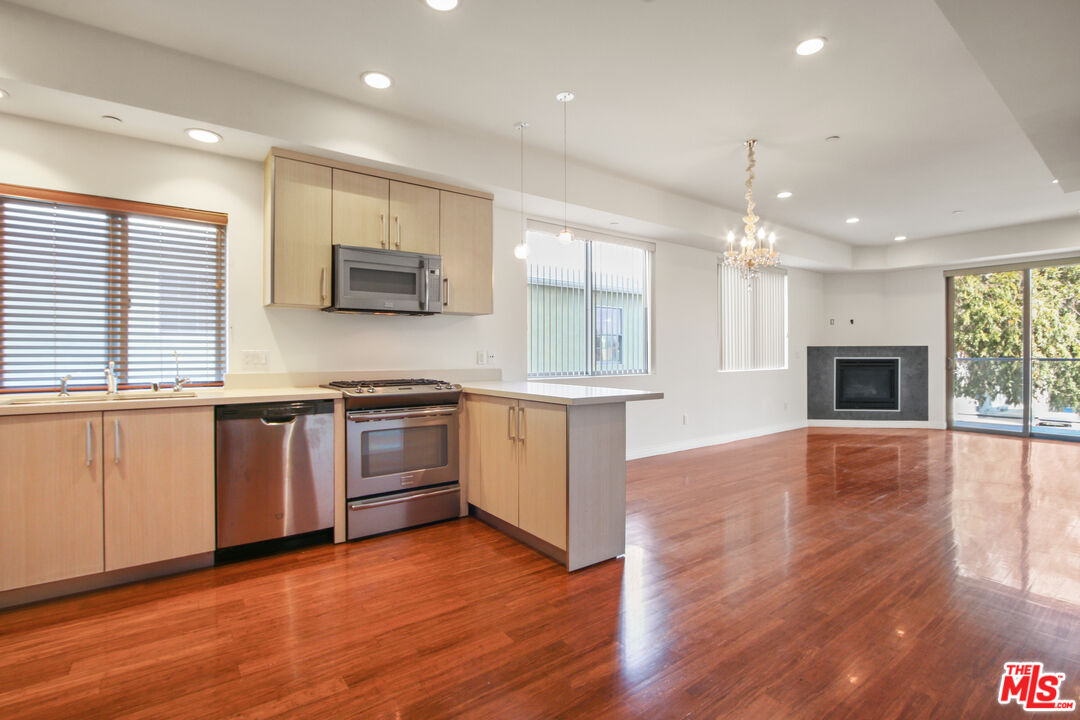 819 S Holt Ave Unit: 201