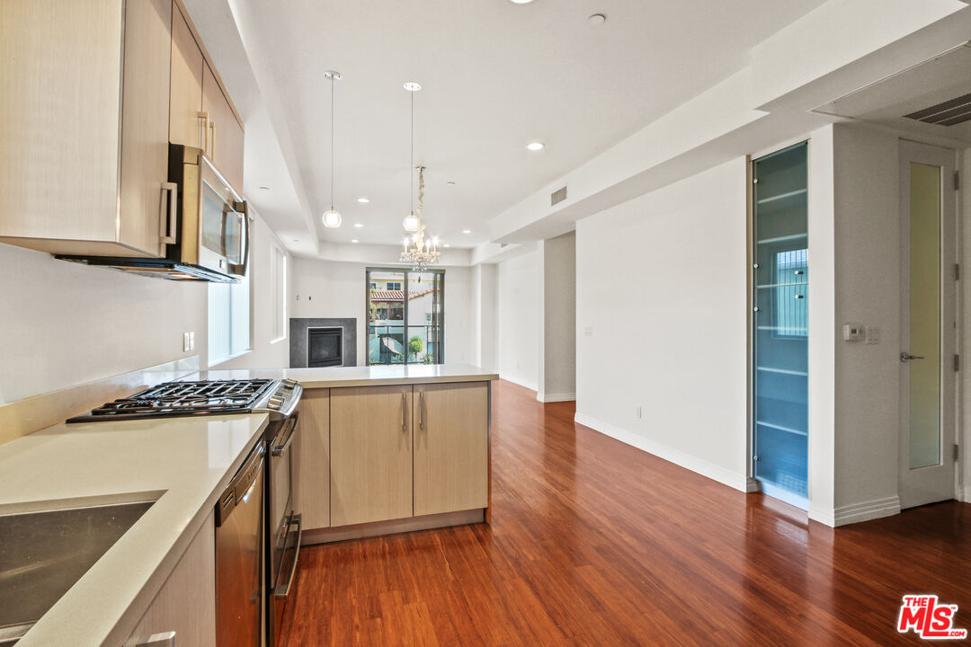 819 S Holt Ave Unit: 201