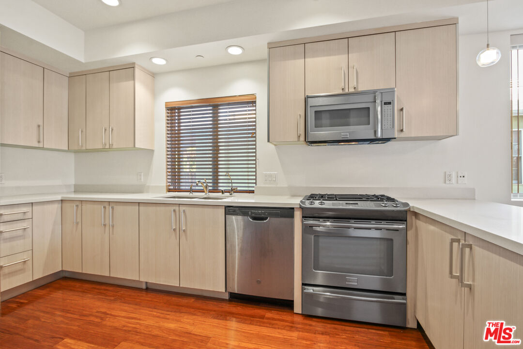 819 S Holt Ave Unit: 201