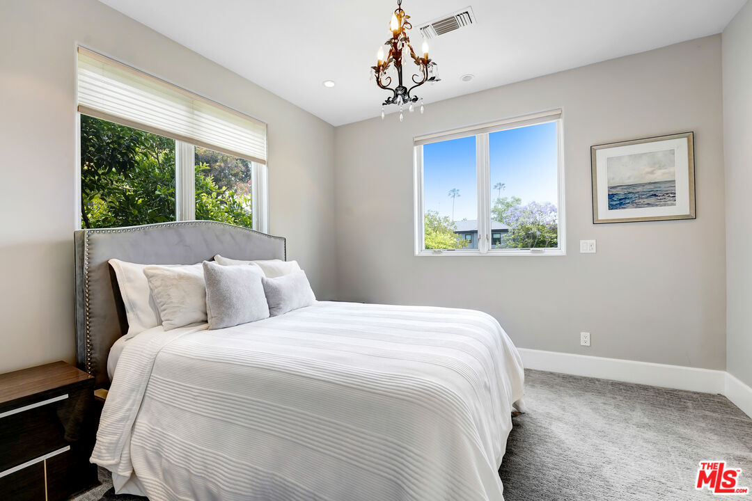 841 N CRESCENT HEIGHTS Blvd