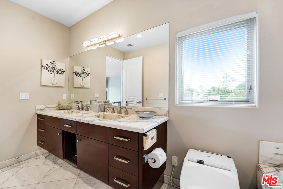 841 N CRESCENT HEIGHTS Blvd