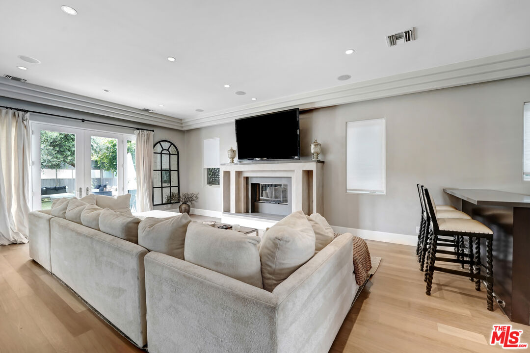 841 N CRESCENT HEIGHTS Blvd