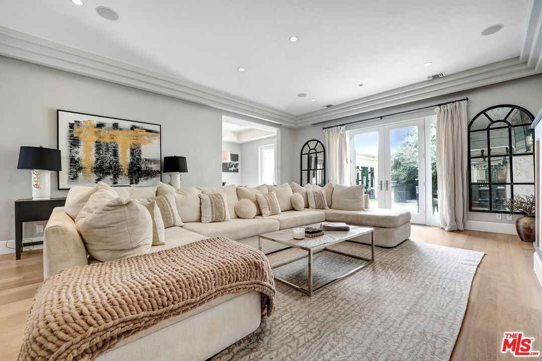 841 N CRESCENT HEIGHTS Blvd