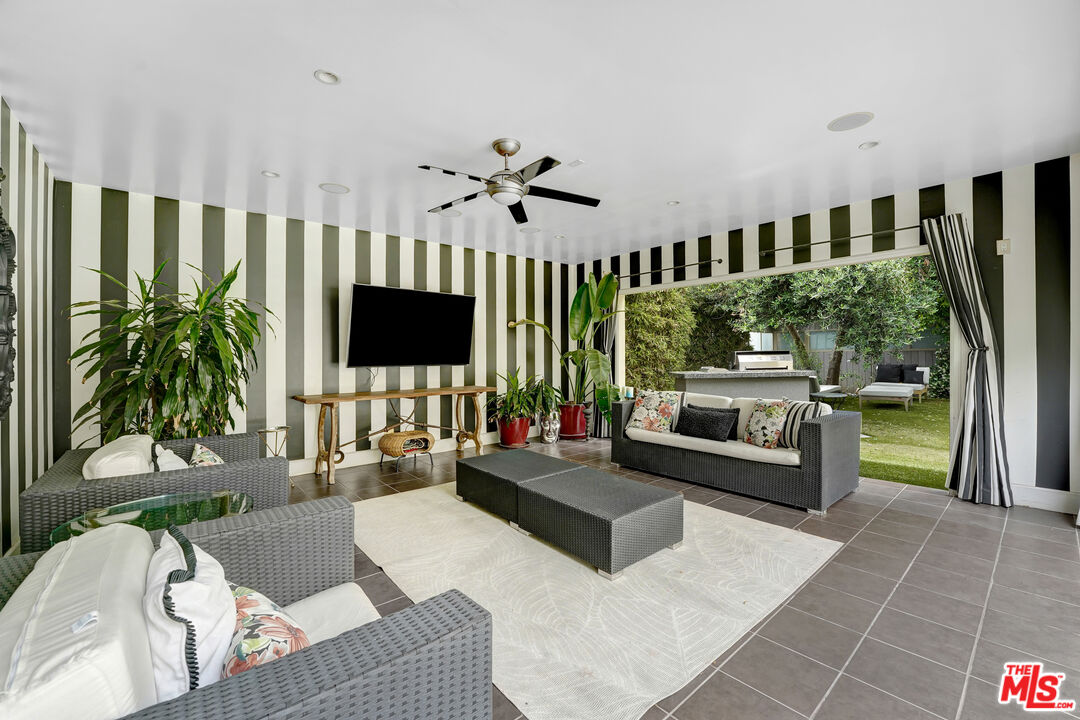 841 N CRESCENT HEIGHTS Blvd