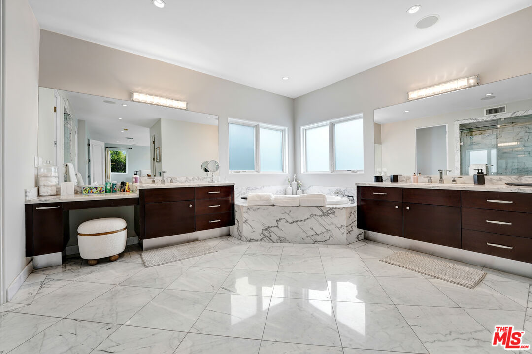 841 N CRESCENT HEIGHTS Blvd