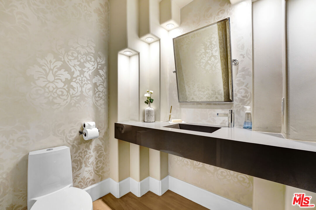 841 N CRESCENT HEIGHTS Blvd