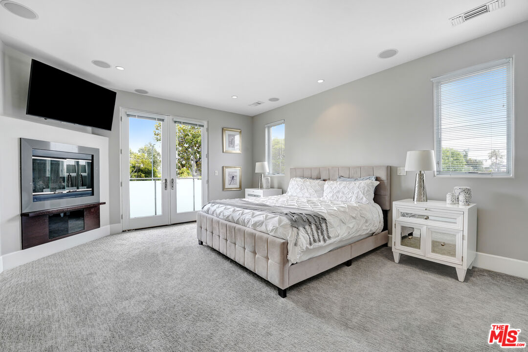 841 N CRESCENT HEIGHTS Blvd