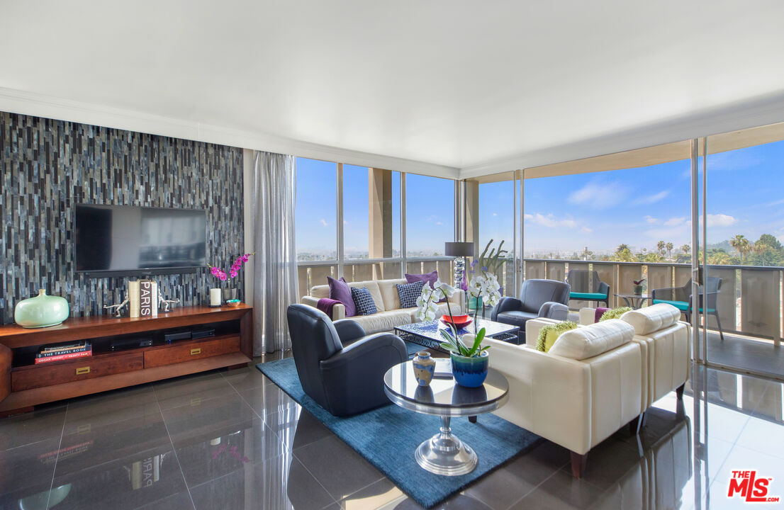 4455 Los Feliz Blvd Unit: 907