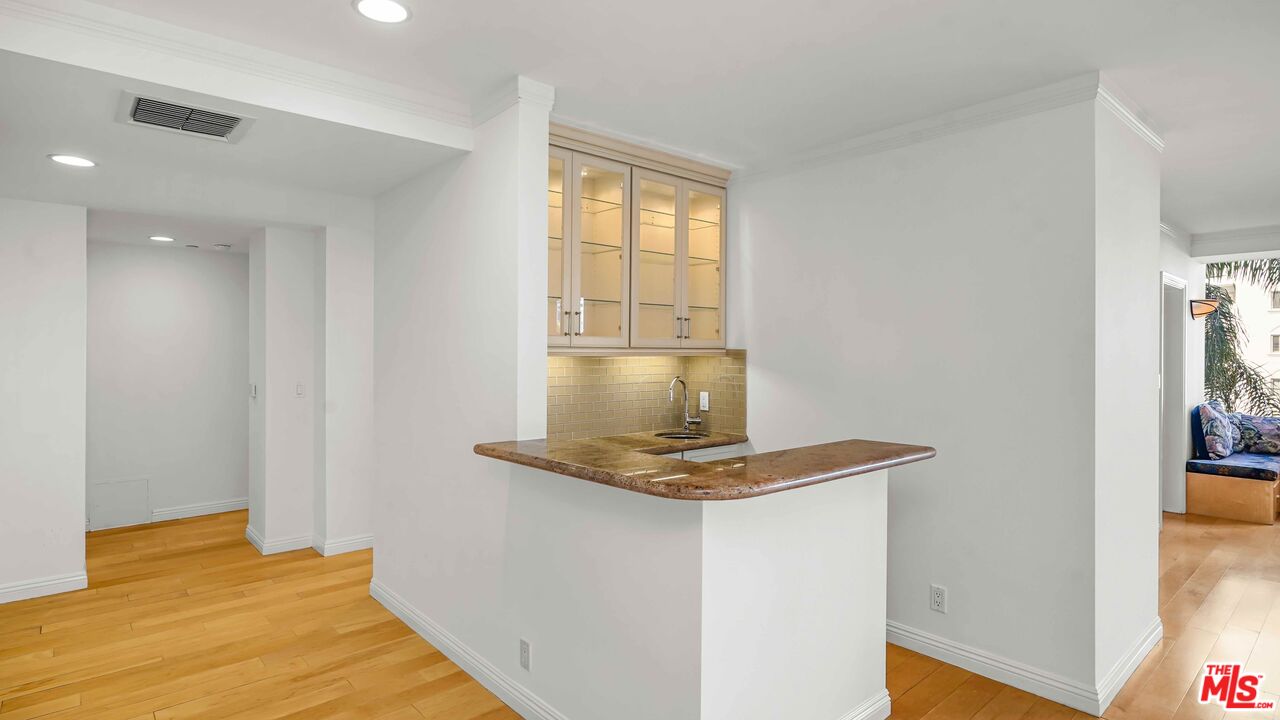 10724 Wilshire Blvd Unit: 305