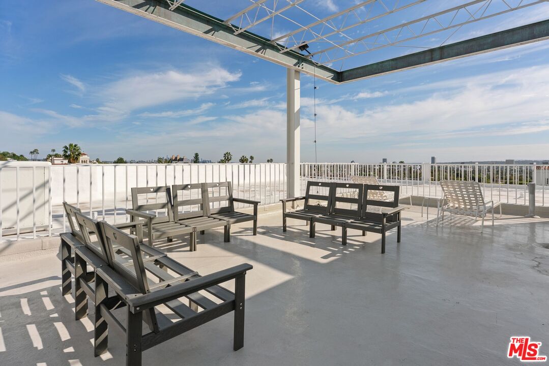 1400 N Sweetzer Ave Unit: 301