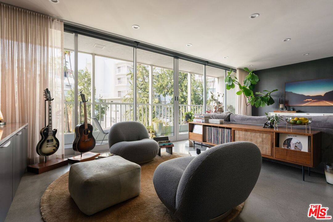 1400 N Sweetzer Ave Unit: 301