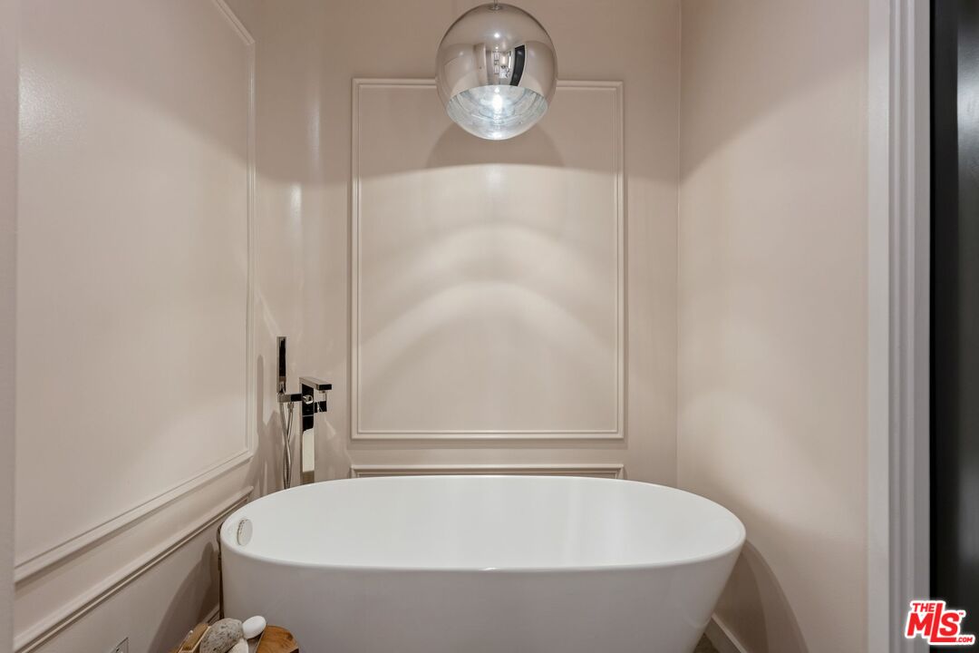 1400 N Sweetzer Ave Unit: 301