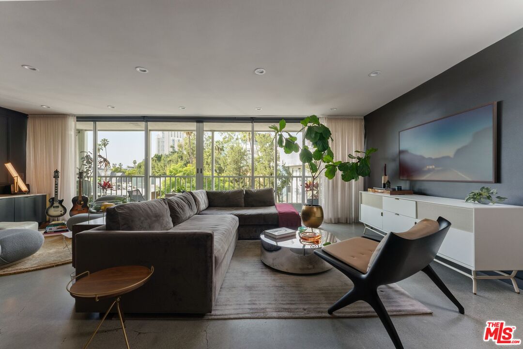 1400 N Sweetzer Ave Unit: 301