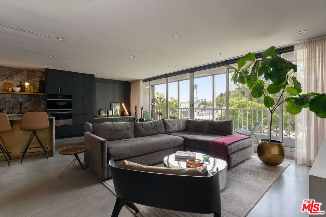 1400 N Sweetzer Ave Unit: 301