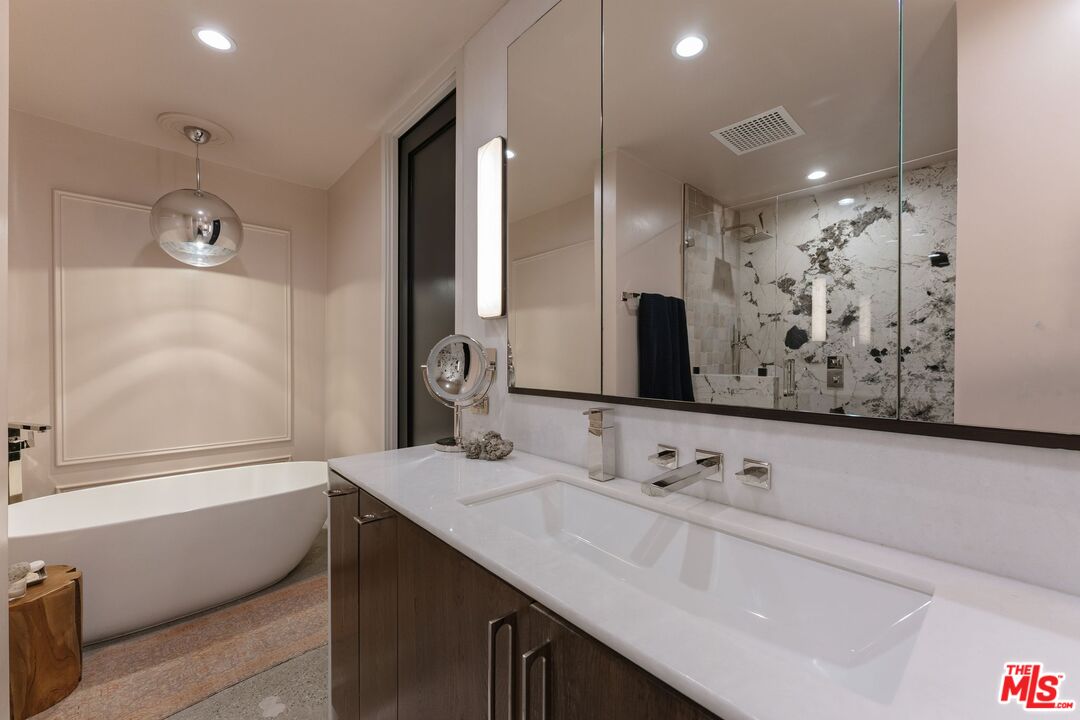 1400 N Sweetzer Ave Unit: 301