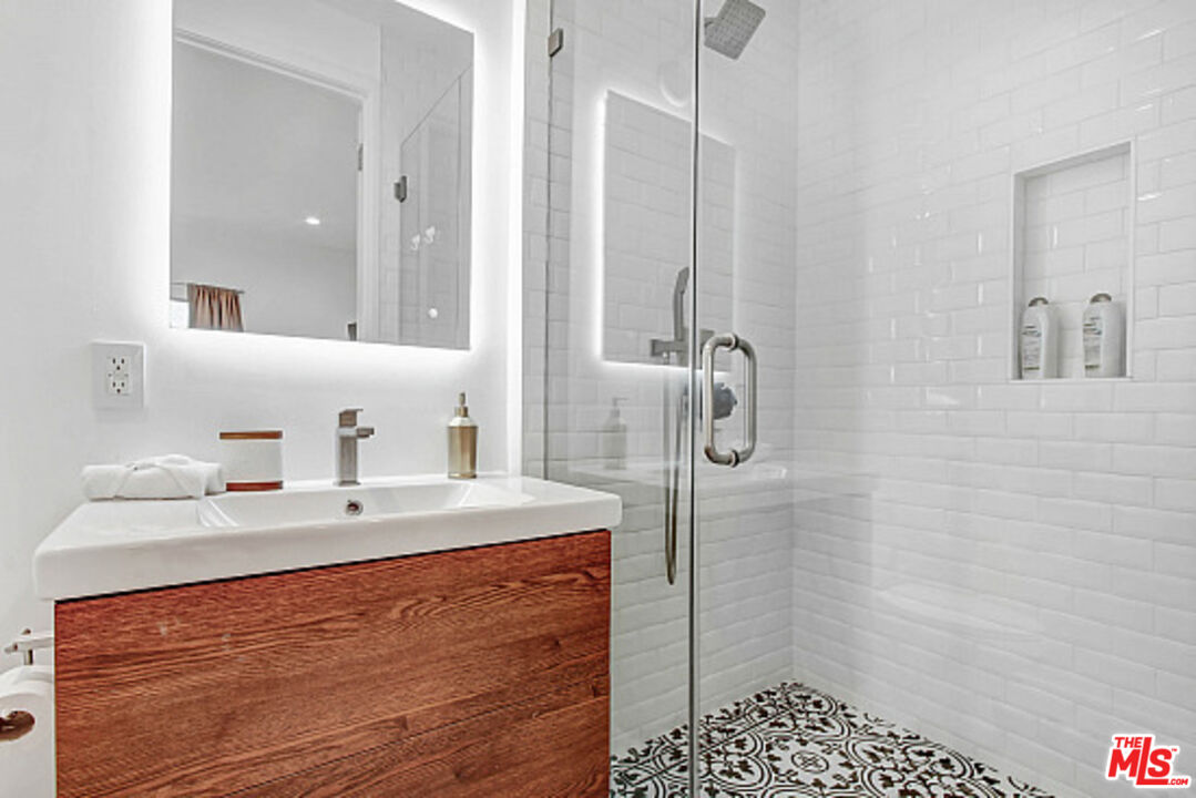 434 N Ogden Dr Unit: 436 1/2