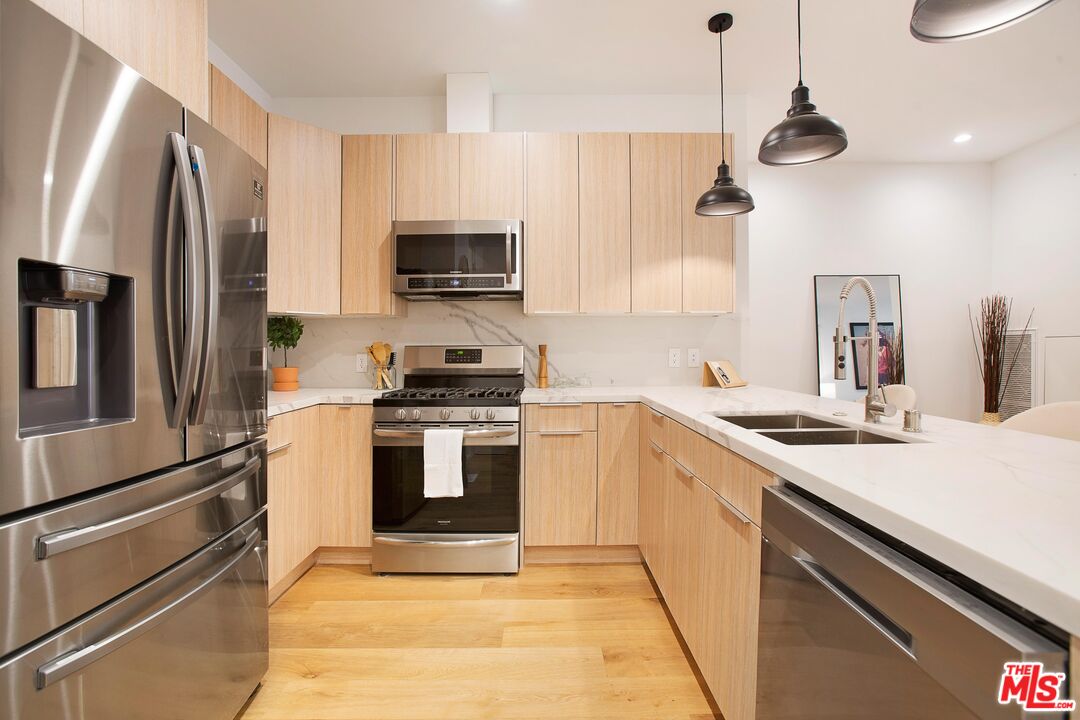 418 N Stanley Ave Unit: 420