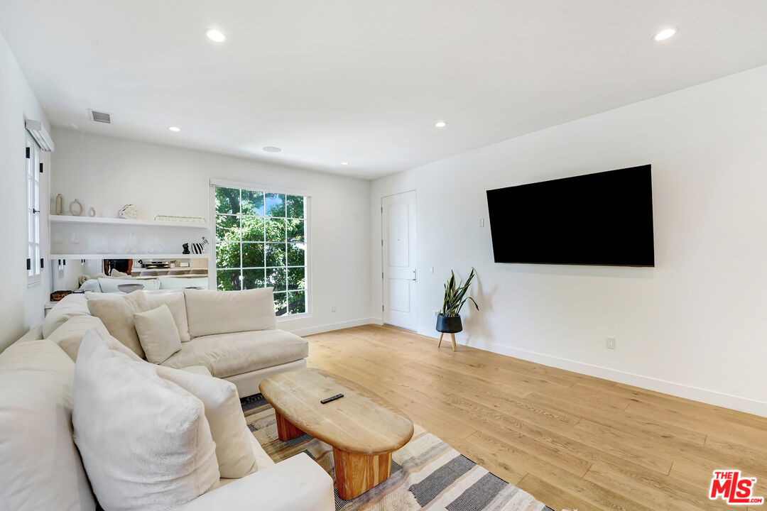 418 N Stanley Ave Unit: 418 1/2