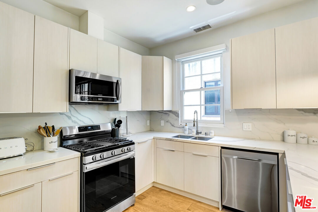 418 N Stanley Ave Unit: 418 1/2