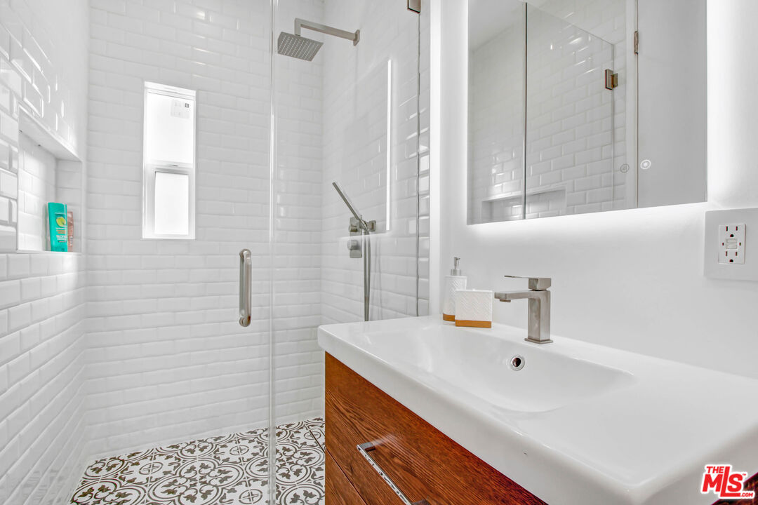 434 N Ogden Dr Unit: 434 1/2