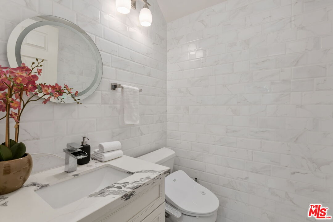 843 N Martel Ave Unit: 2