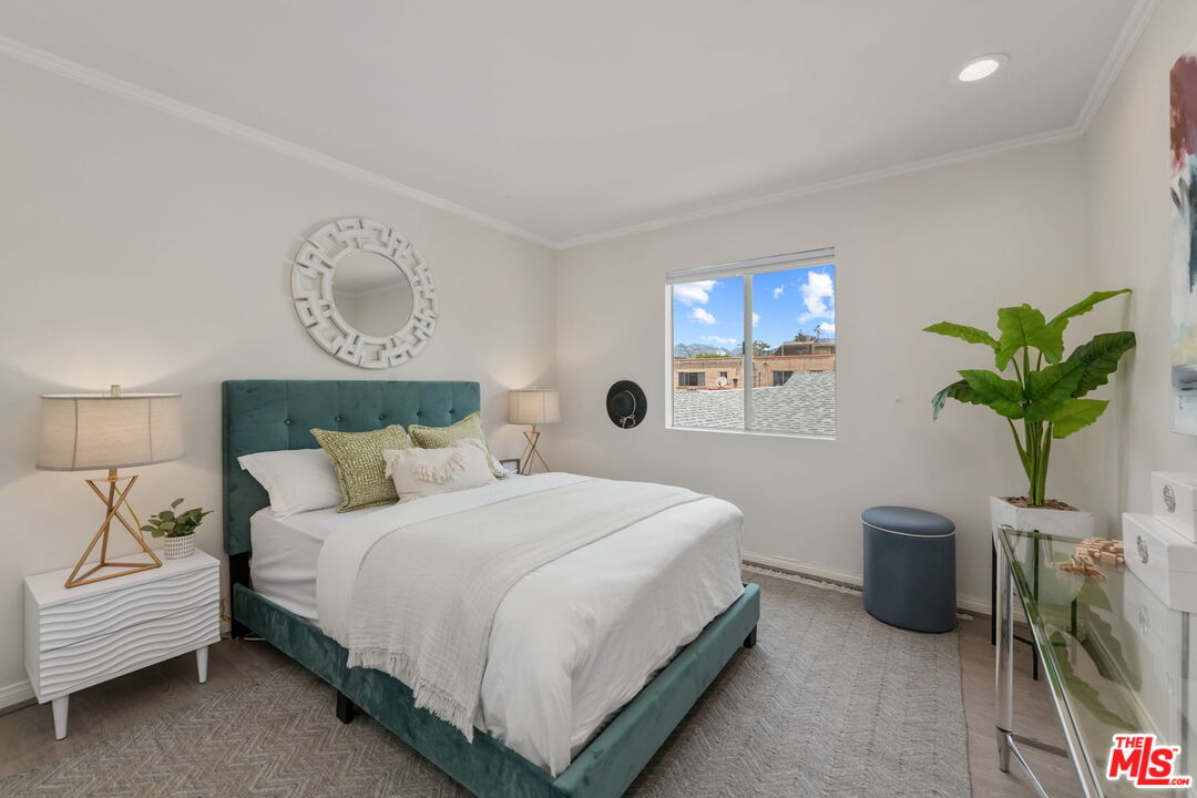 843 N Martel Ave Unit: 2