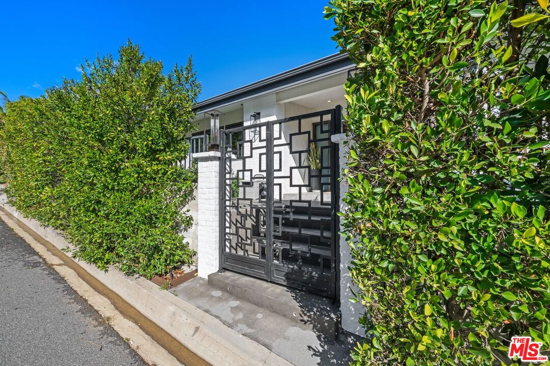 2120 San Ysidro Dr