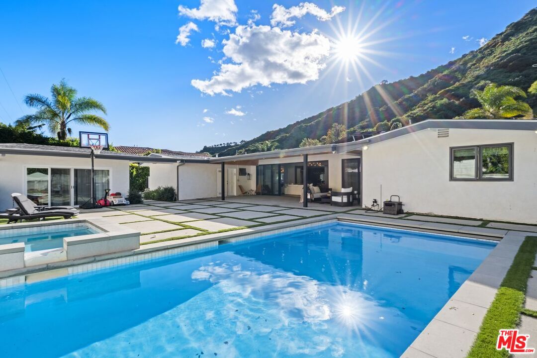 2120 San Ysidro Dr