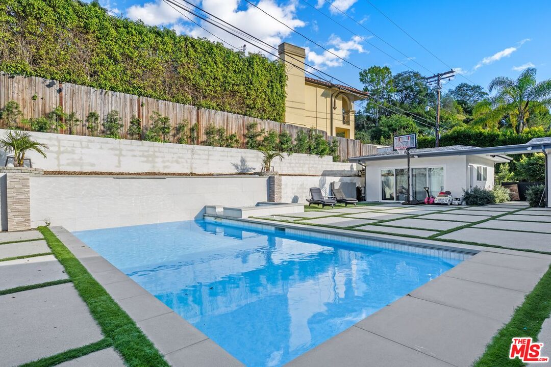 2120 San Ysidro Dr