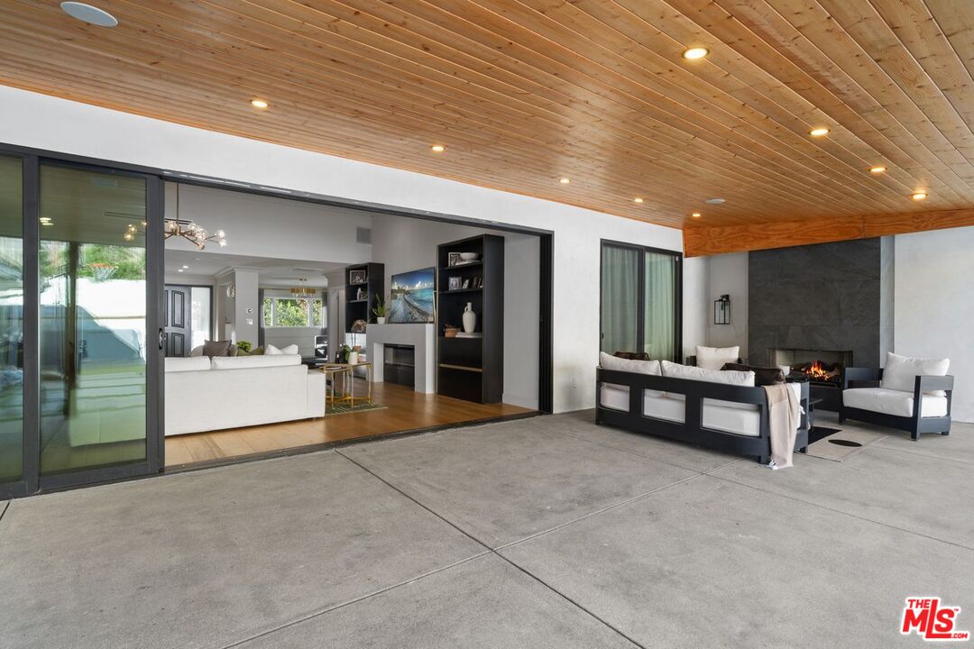 2120 San Ysidro Dr