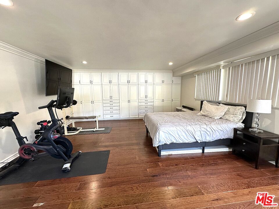 2120 San Ysidro Dr