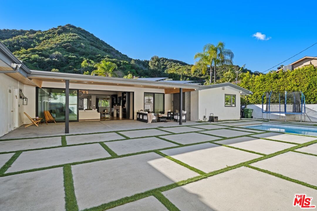 2120 San Ysidro Dr