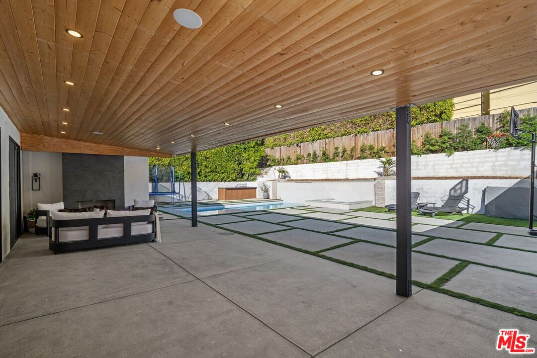 2120 San Ysidro Dr