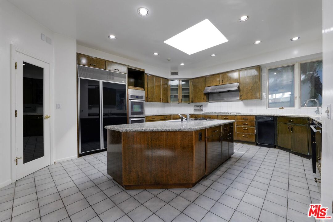 7805 Veragua Dr